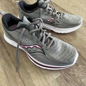Saucony Kinvara 13 Women's Gray Lace Up Running Shoes Size 11
